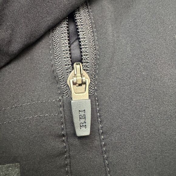 REI Fleece Lined Softshell Jacket Mens Medium Black Full Zip Pocket Outdoor Hike - Picture 4 of 14